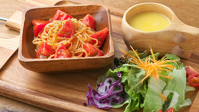 🍓カフェREPORT🍰 『 ペットと一緒に楽しめるポイント 』 ① 1年通して楽しめるドッグラン 無料いちご狩りを楽しんだ後はドッグランで遊びましょう🦮ワンちゃんを遊ばせることができます！ ぜひお気軽にお立ちよりください✨ ② いちご狩りのペット同伴について 今