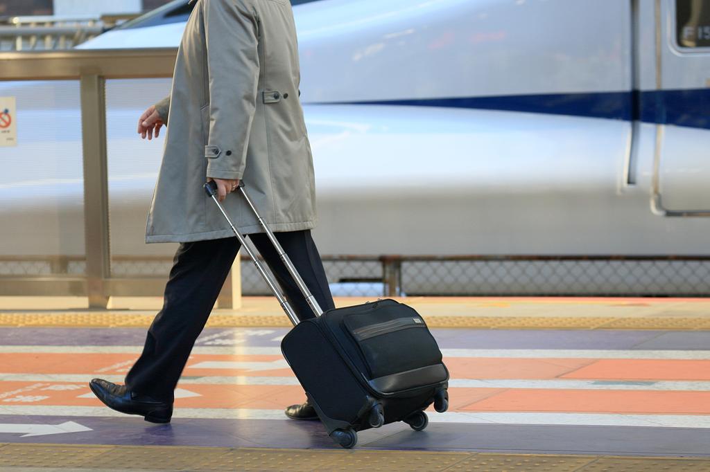 ミニマリスト女性の1泊2日旅行持ち物リスト：身軽で快適に過ごすためのアイテム選びふっころぐ