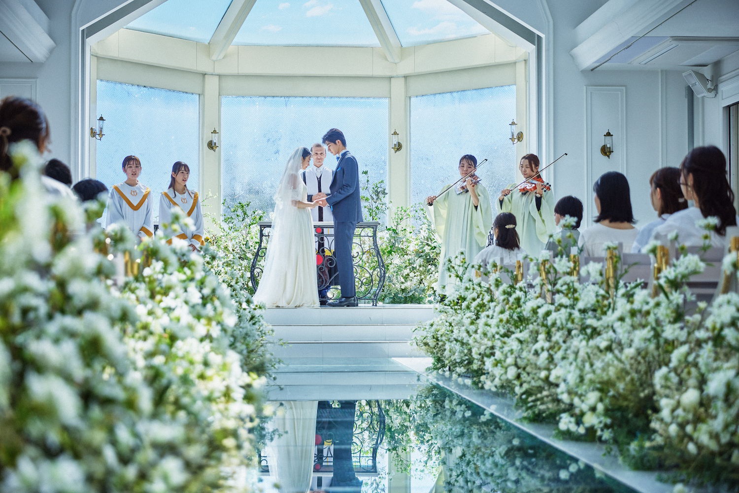 2人だけのこだわり演出が可能な式場」明るく開放感のあるディオセンデレと、ステンドグラスがあり幻想 口コミ・評判ローズガーデンロイヤルグレース大聖堂 ウエディングパーク