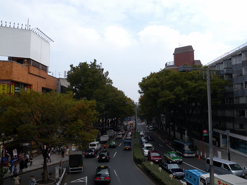 原宿駅前の歩道橋とビル 10252002009 の写真・イラスト素材アマナイメージズ