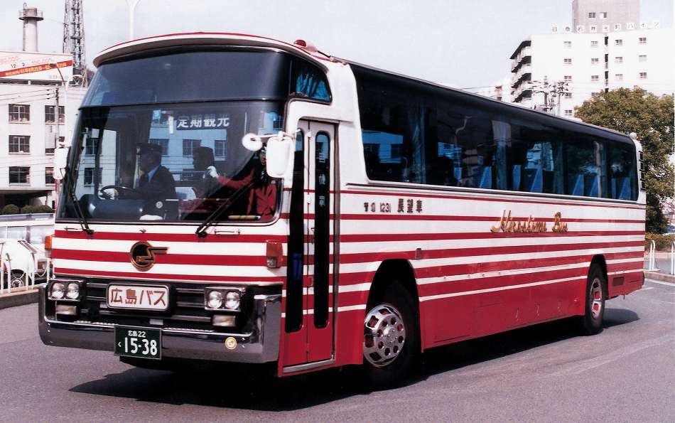 中国ジェイアールバス｢ハローキティ新幹線 ラッピングバス｣広島世界遺産定期観光バス「めいぷるとりっぷ」 - YouTube