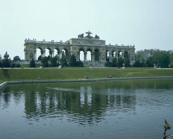 世界遺産シェーンブルン宮殿＆ブルク庭園入場＋ウィーン市内車窓観光 半日ツアー＜日本語＞by みゅうオーストリア ウィーン 旅行の観光・オプショナルツアー予約 VELTRA ベルトラ