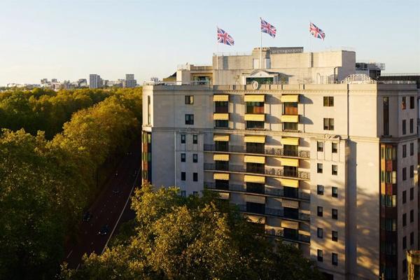 イギリス チェスター イーストゲート時計台​の写真素材FYI01161948ストックフォトの Qlean Market キュリンマーケット