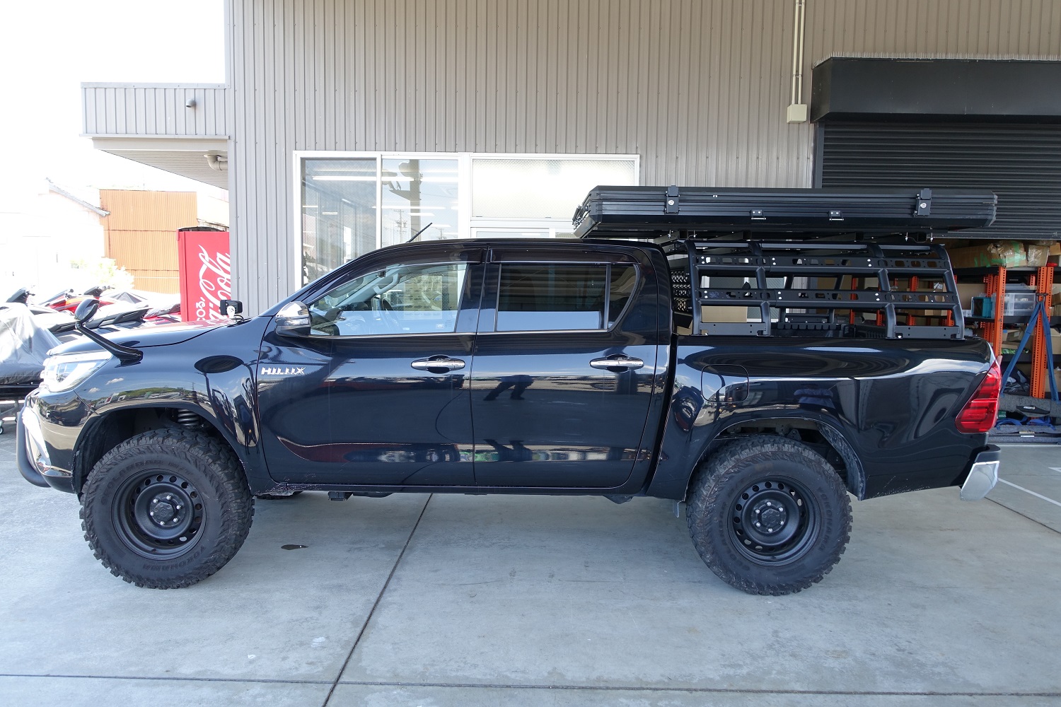 ヤワなSUVでは物足りない！ ハードコアなオーバーランドスタイルを実現したハイラックスキャンパーがデビュー！フレックス