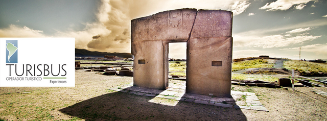 巨石固体石アーチ古代ティワナク文化によって構築された太陽の門の写真素材・画像素材 Image 18535250