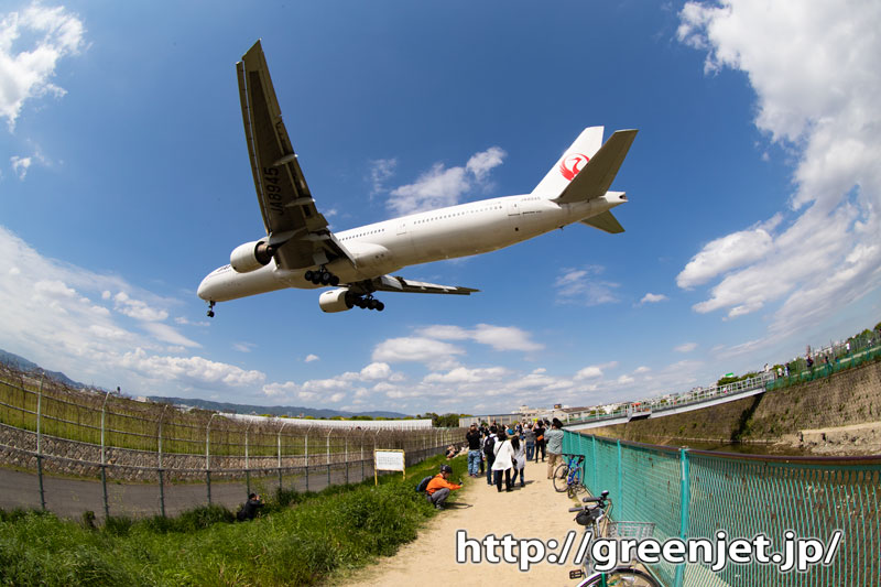 関西で一番飛行機の着陸に近づける！？伊丹空港「千里川土手」ファミゴ
