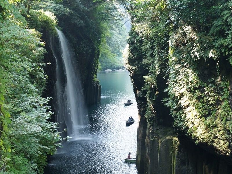 矢岳と高千穂峰 九州百名山、霧島連山山のサロン、山旅の企画「サンサン山倶楽部」