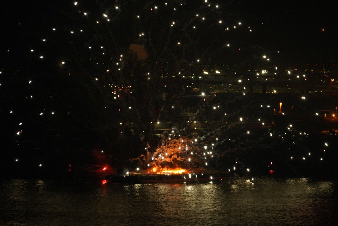 横浜山下公園花火大会 横浜スパークリングトワイライト 、外国人だらけ～ - 線路巡礼２