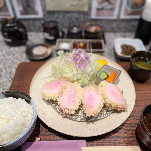 ◎梅屋敷の人気の純喫茶！メニューは100種類以上◎店名琵琶湖住所大田区蒲田2-4-7おすすめメニュー昔ながらのナポリタン730円 京急「梅屋敷」駅から連なるぷらもーる梅屋敷商店街の真ん中に位置する「珈琲 琵琶湖」。 レトロな外観、落ち着く内装、薫り