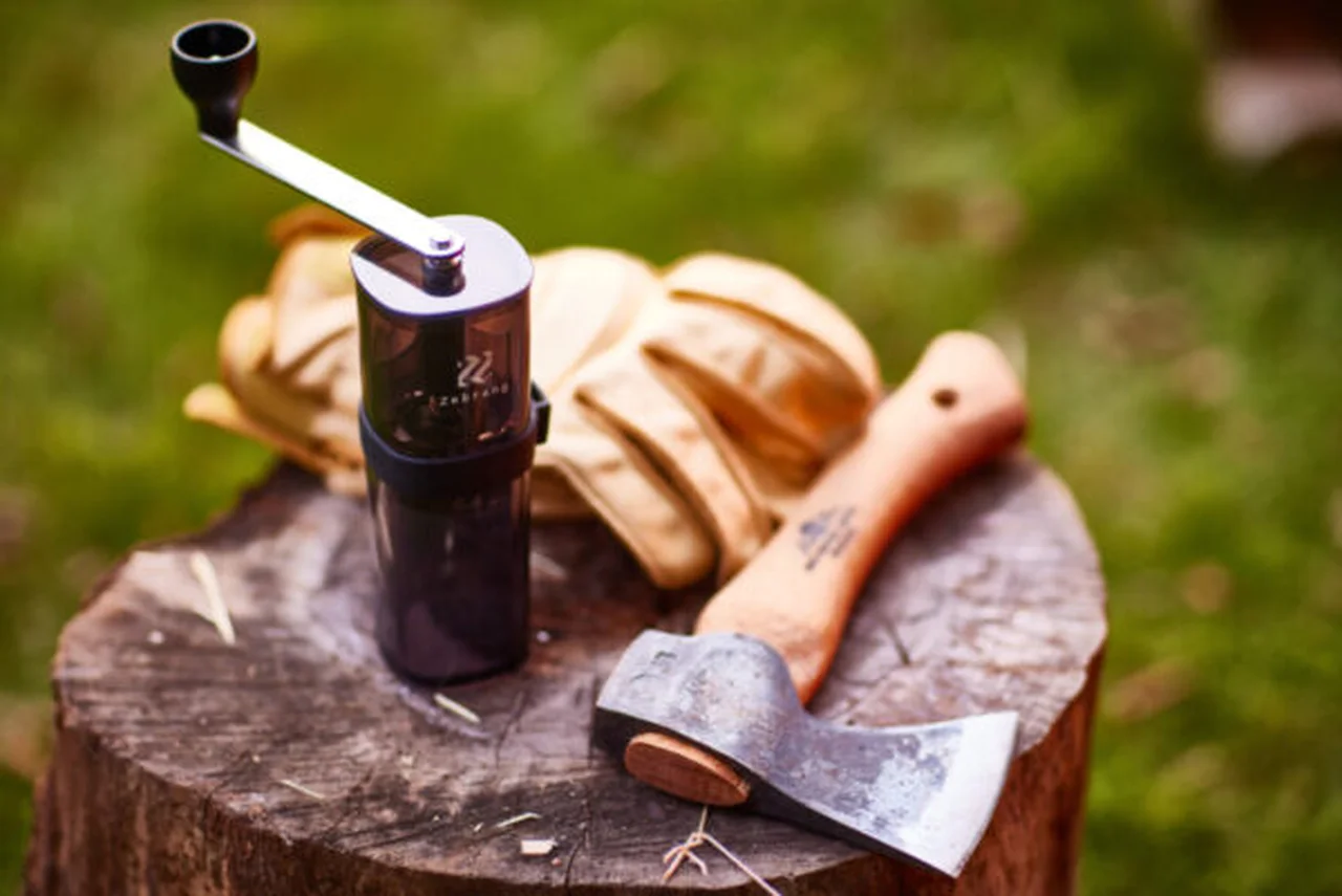 アウトドアに最適なコーヒーミル10選！キャンプで豆から楽しむ挽きたてコーヒー - Arizine