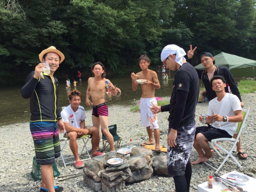 なに着る？ 川遊びの服装 コスパよくおしゃれに！大人も子どもも安全に楽しもうキャンプ日和△