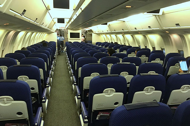 飛行機の座席 前方がやっぱりいいの？ 中央・後方の「いいところ」は乗りものニュース