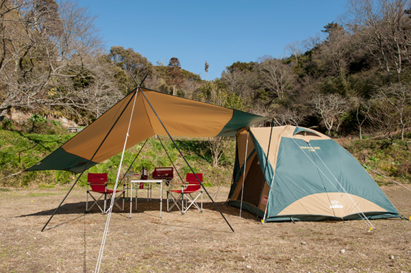 タープの張り方 初心者でも15分で出来るかっこいい張り方！ソロ・デュオキャンプなら充分な広さです♪けんおーじのブログ