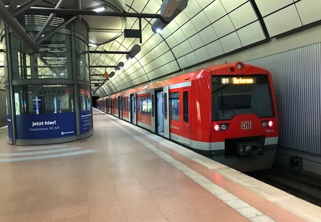 ハンブルク中央鉄道駅の夜の景色Premium写真