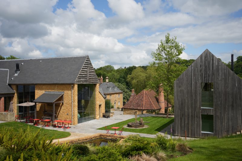 イギリス 意外な穴場スポット！テムズ川沿いの優雅なサマセット・ハウスで食とアートを楽しむ地球の歩き方