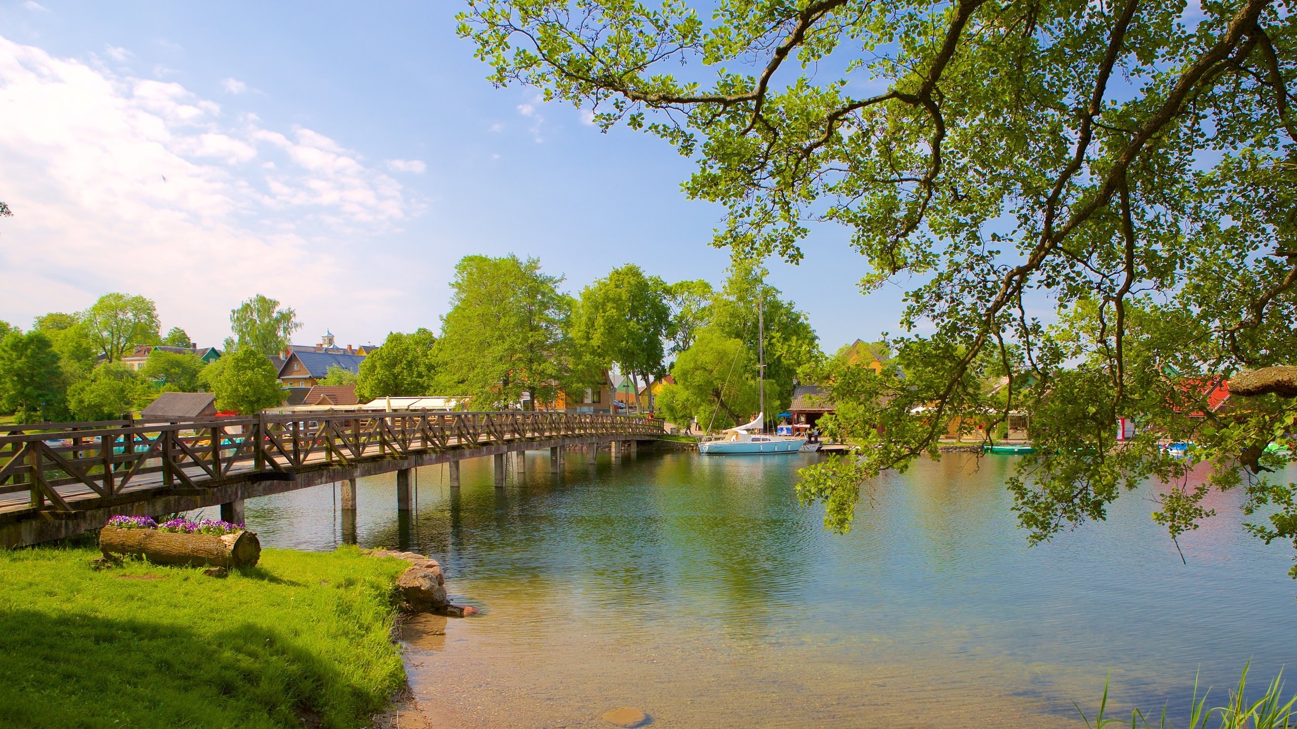 ビリニュス近郊 湖に浮かぶように佇む中世感たっぷりのトラカイ城へ – 次はもっと上手に旅します