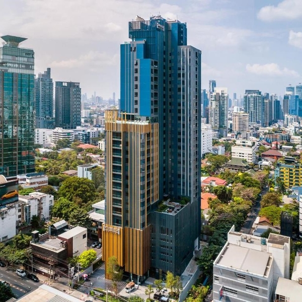 バンコク・トンロー通りで車両火災、通行人が騒然タイランドハイパーリンクス：Thai Hyper