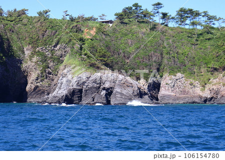 虹の松原｣や｢七ツ釜｣をはじめ、壮大な自然と豊かな海の幸に恵まれた佐賀県唐津市。 ｢唐津・呼子｣のグルメ・絶景ドライブ旅をご紹介します。 □1虹の松原 唐津市東唐津～浜玉町 唐津湾沿いに、虹の弧のように連なる虹の松原 。 唐津藩初代藩主が、防風・防潮林として