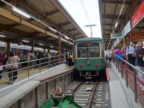 乗り換え 鎌倉駅、JR横須賀線から江ノ島電鉄線へ。 Kamakura - YouTube