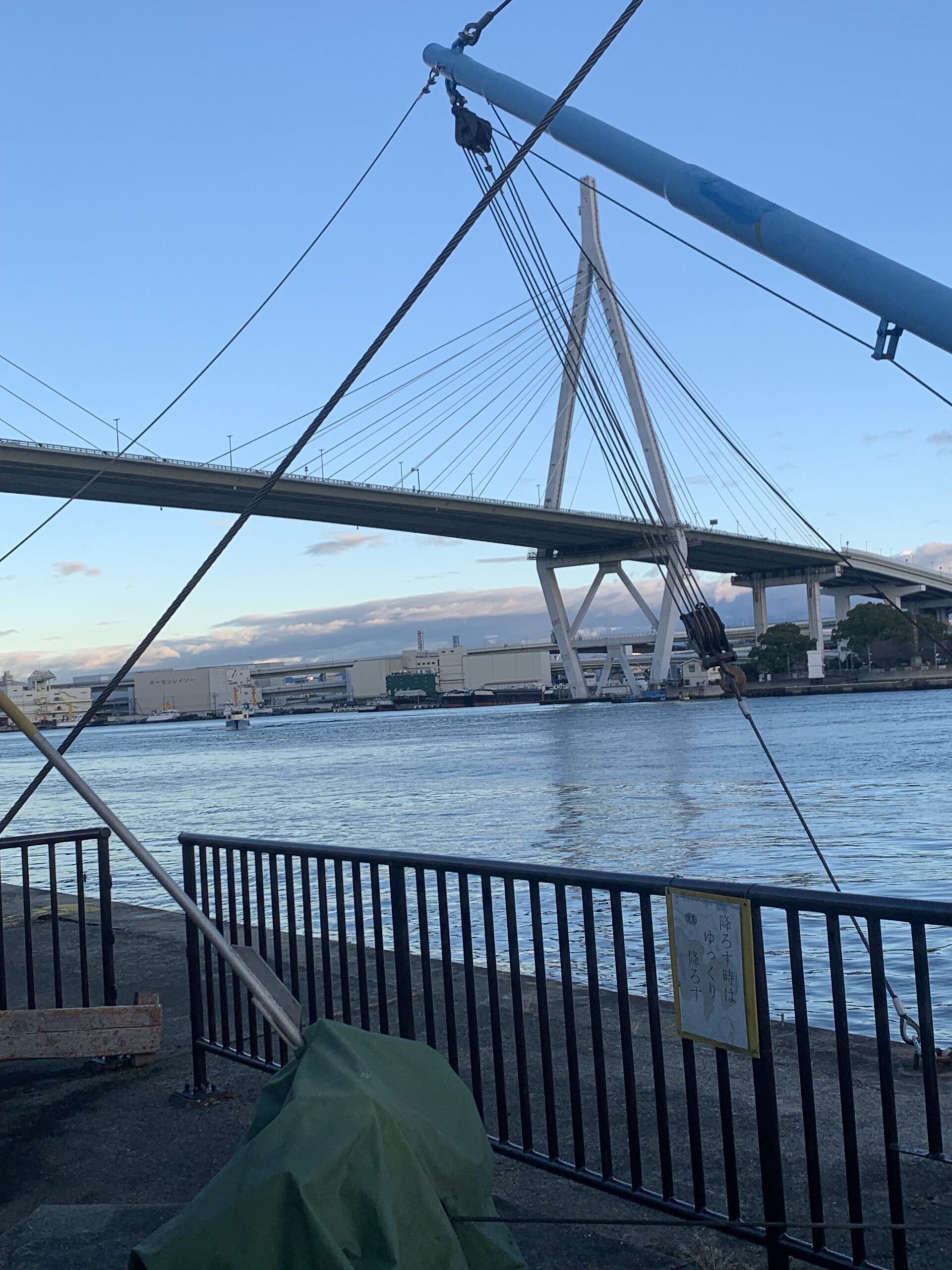 大阪・天保山 大阪市営の渡し船で安治川を渡る - DJモペのねこまんま