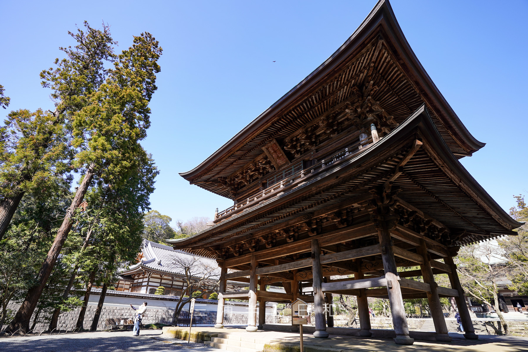 円覚寺門前に横須賀線が横切る鎌倉五山第二位の北鎌倉駅徒歩0分の名刹