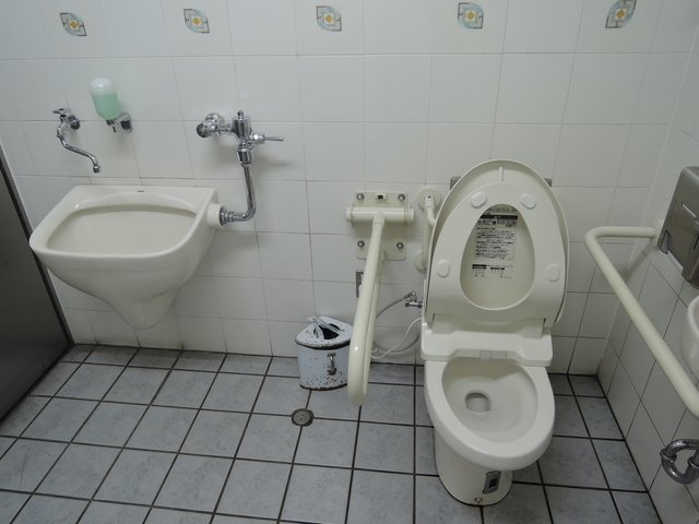 皆さん知っていますか？トイレリニューアル編✨今年度、リニューアルしたこちらの駅内トイレ🚽 白を基調とした清潔感のある空間をベースとしながらも、駅周辺の街で長年開催され多くの人が集う「天王祭」をモチーフとしたデザインとなっていますさて、ヒントはここ