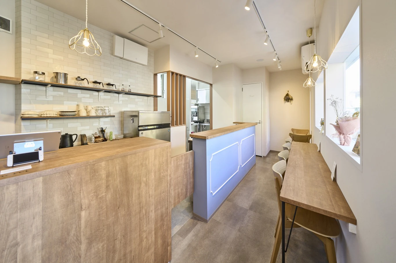 「小さいカフェ」のアイデア 28 件カフェ インテリア, カフェ, インテリア 家具