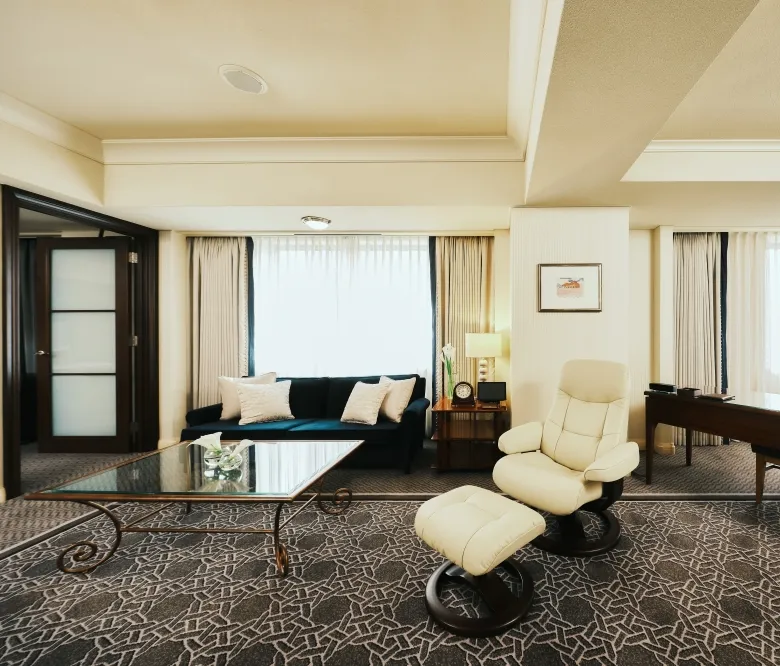 ペストリー“はスカヴィアのシグネチャーコレクションのひとつです。センターのエメラルドをブリオレットカットのサファイアが取り囲み贅沢なお菓子のような遊び心にあふれたリングです。スカヴィアオートクチュールジュエリーカラーストーンジュエリーハイ