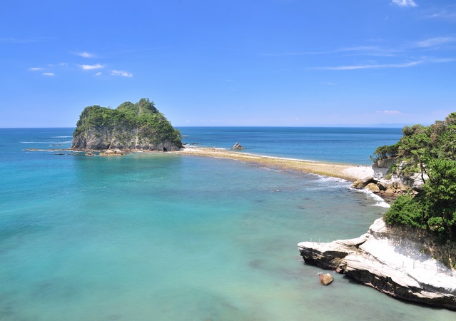 西伊豆三四郎島で見られる美しいトンボロ現象！駐車場や注意点 - こといず