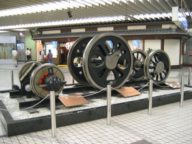 新大阪駅の動輪: コバQのデジカメ歩き