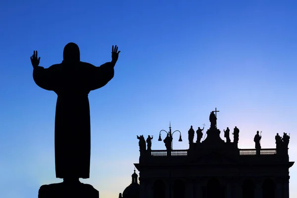 アッシジの聖フランチェスコ聖堂の教皇は、イタリア、アッシジ、ローマ カトリックのフランシスコ会の母教会です。の写真素材・画像素材 Image39341317