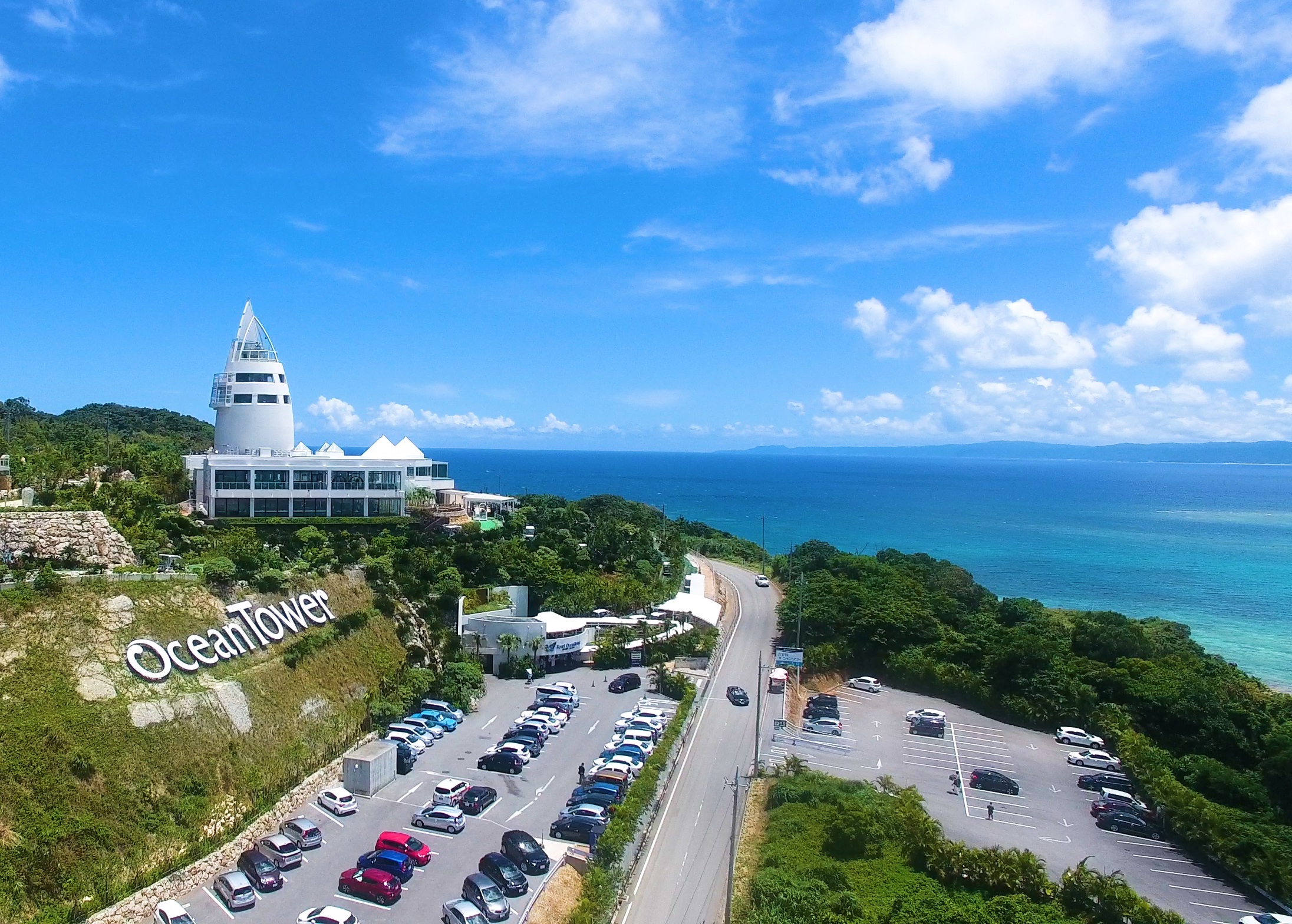 古宇利オーシャンタワーの屋上には 東西南北360度で古宇利ブルーの海と空が 一望できるオーシャンデッキが🌊✨ 羨望だけではない屋上デッキの楽しみ方をご紹介👀 ☑ 幸せの鐘🔔を鳴らそう！ カップル、友人、家族と一緒に ♡ 鐘を鳴らす瞬間は絶好のシャッターチャンス