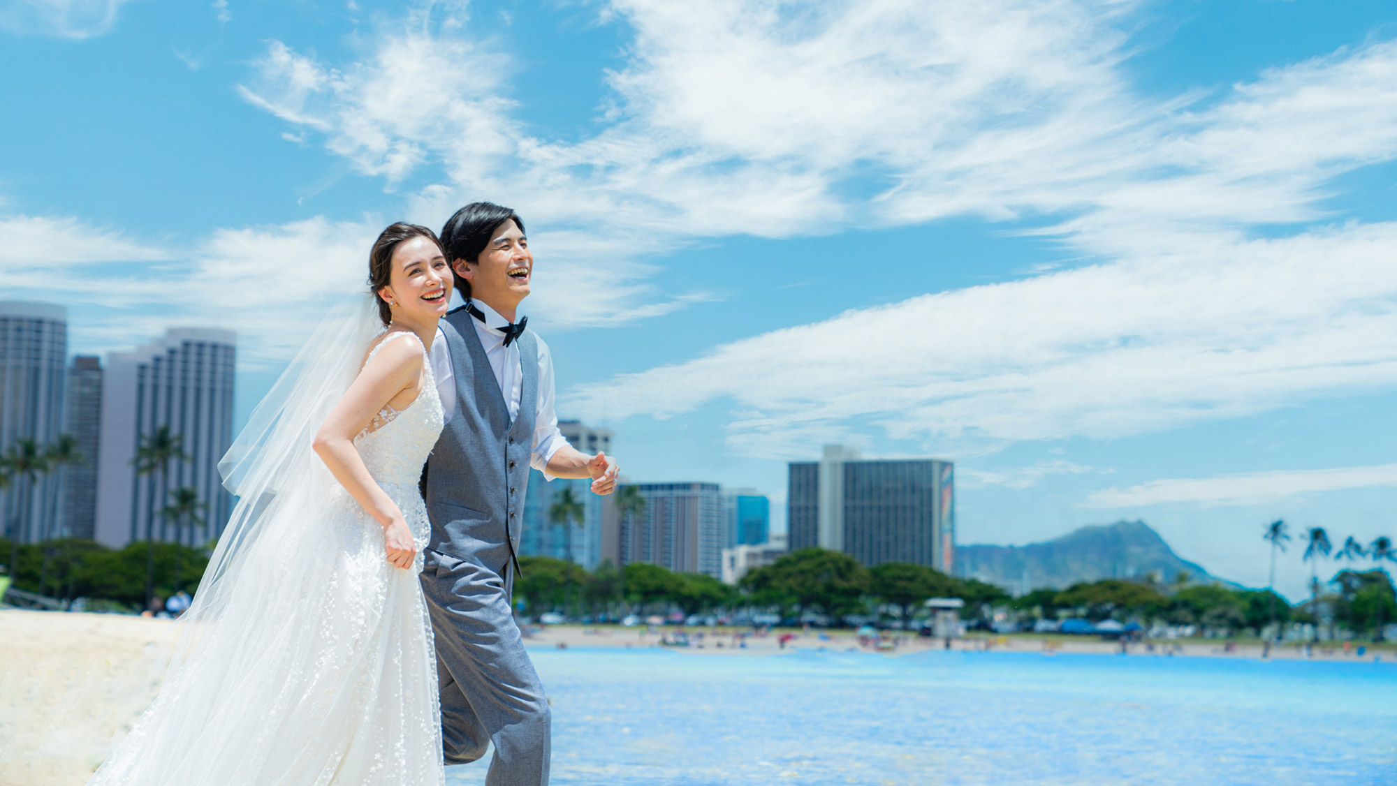 アラモアナビーチフォト YUYAKO & SATORUハワイ ウェディングフォト ハワイ結婚写真はアンプハワイ