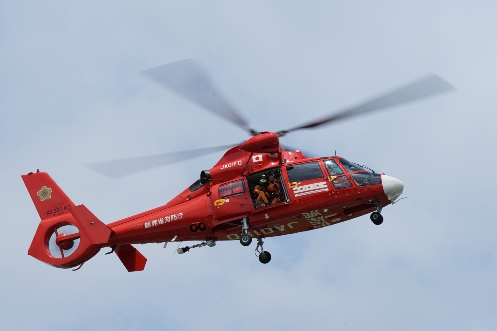 山の中の赤と黄色の救助のヘリコプターの写真素材・画像素材 Image 7607195