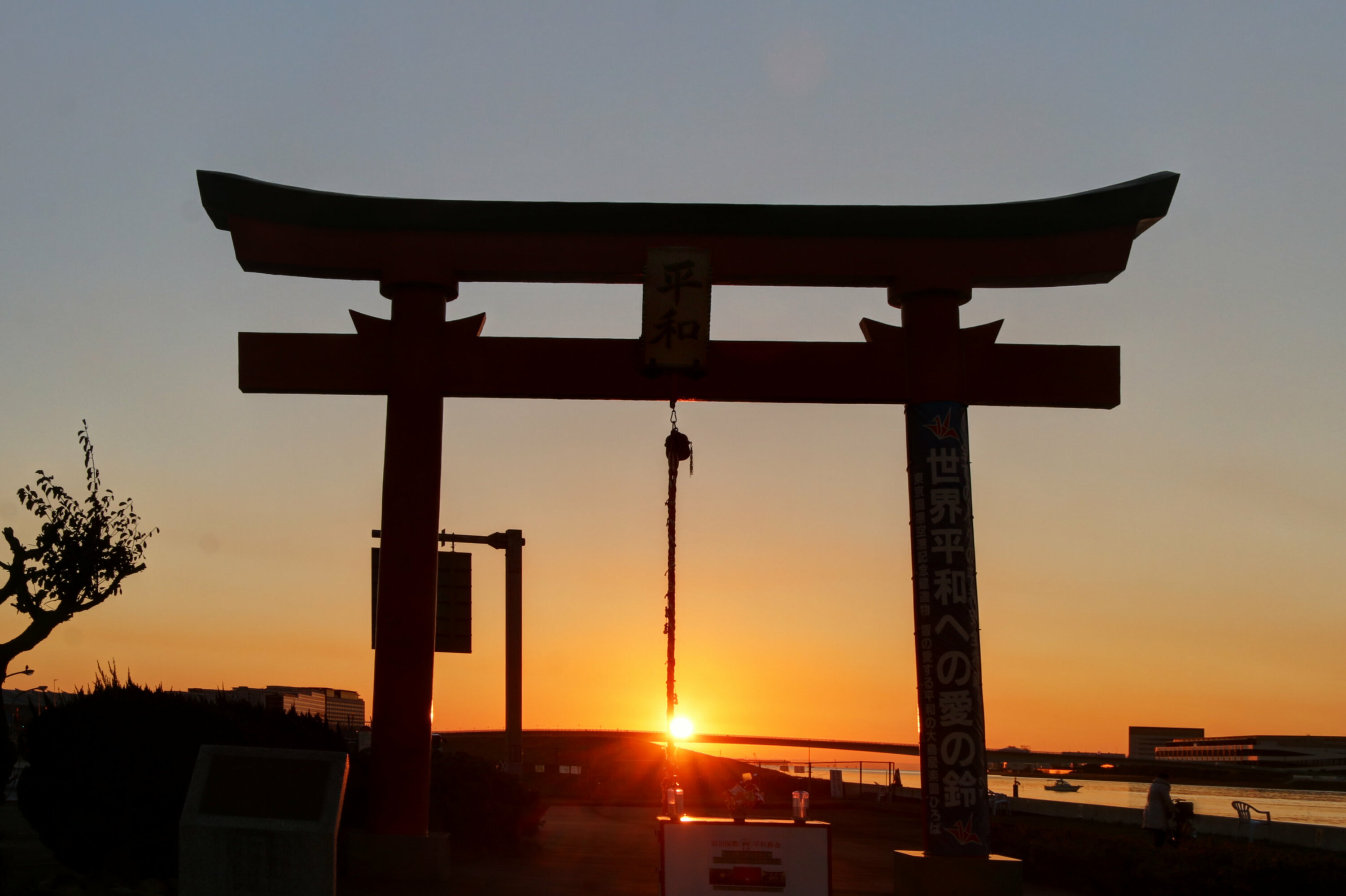 鳥の囀りと朝焼け 朝4時15分、日の出前の山下公園からの景色です。 この日の日の出は4時26分。 3時50分頃から少しずつ空が色づき始めました。 日の出 を迎えると、朝焼けは落ち着き、太陽が昇り始めます。朝焼けは日の出時間の30分前くらいから始まる事が多いです。 朝のお