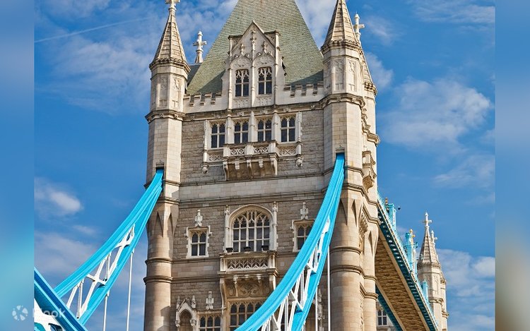 タワーブリッジが開いたまま、交通渋滞引き起こす 英ロンドン - CNN.co.jp