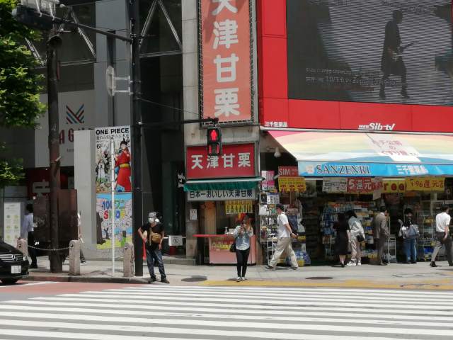 写真インタビュー 渋谷スクランブル交差点の老舗「天津甘栗屋」70年の歴史と経営秘話文春オンライン