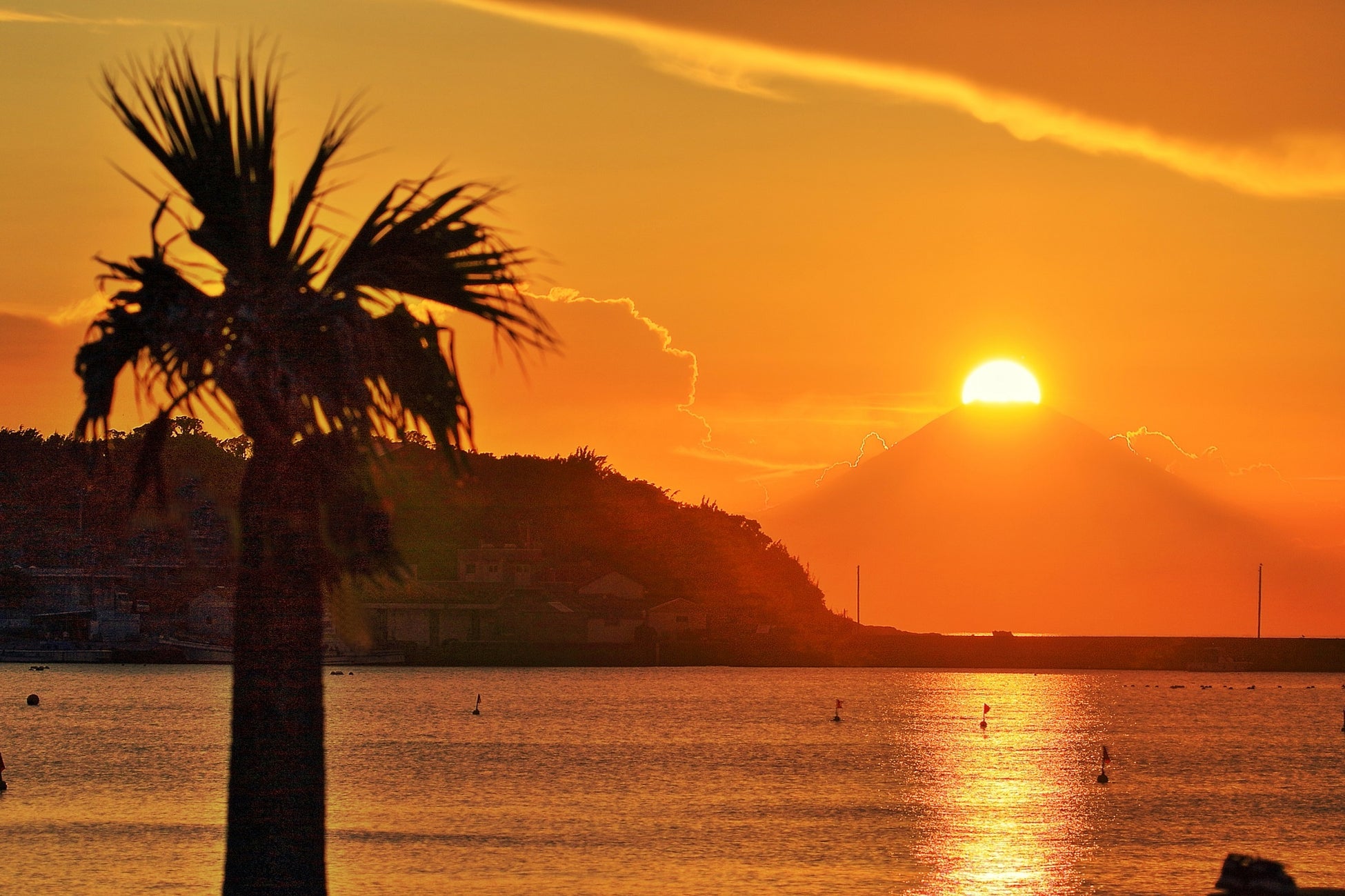 やっと風がおさまり、 いつもの北条海岸になりました。 お泊まりのお客さんもこの西風には、 びっくりしていました 3枚目館山旅館は、海風で塩だらけです。今日の夕日、きれいでした。館山旅館館山市北条海岸夕日夕日と富士山