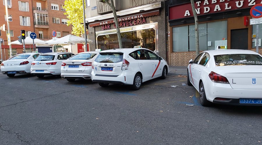 マドリードのビンテージ タクシーによる 2 ～ 3 時間のプライベート シティ ツアー 2025