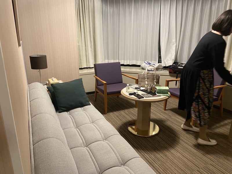 北海道の秋を代表する味覚「鮭」 そんな鮭に囲まれて宿泊ができる「鮭ルーム」は、トマム ザ・タワー唯一のコンセプトルームです🐟ベッドフレームにはクマの親子が描かれているので、鮭パジャマを着て寝転がると、クマに食べられちゃうかも？！というドキドキ感を味わえ