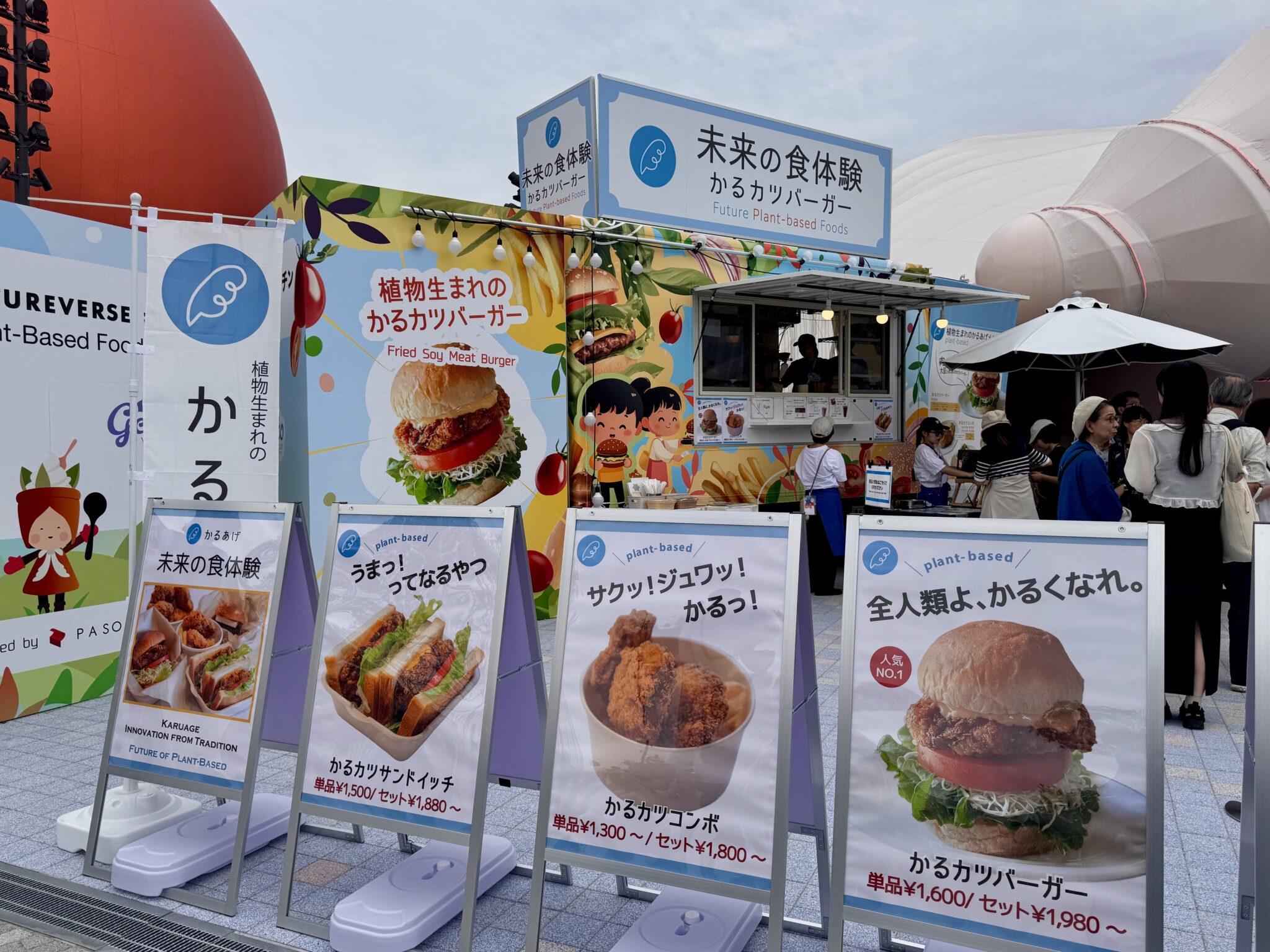 大阪万博コロンビア館植栽🇨🇴2025 時代と逆行している万博はヤル気はなかったが、メンバーの為に あえて一つやってみた💧樹木はコロンビアをリサーチし、ジャカランダとアーモンドの木を植栽。 昔の大阪万博の方が高度成長期と重なり良かったと思う💧 ※ジャカランダの花