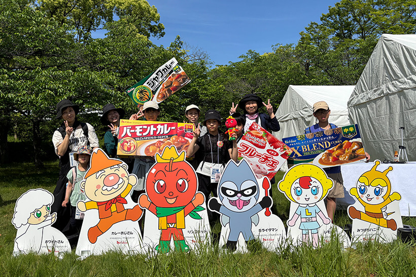 ハウスバーモントファミリーウォーク板橋 久々のリアル参加でした🍛 途中で冷えた 「1日分のビタミンの飲むゼリー」も頂きましたがちょうど、子どもたちがグズリだしたタイミングだったので助かりました💦 お弁当足りなかったようで お土産のミニサイズのとんがりコーン