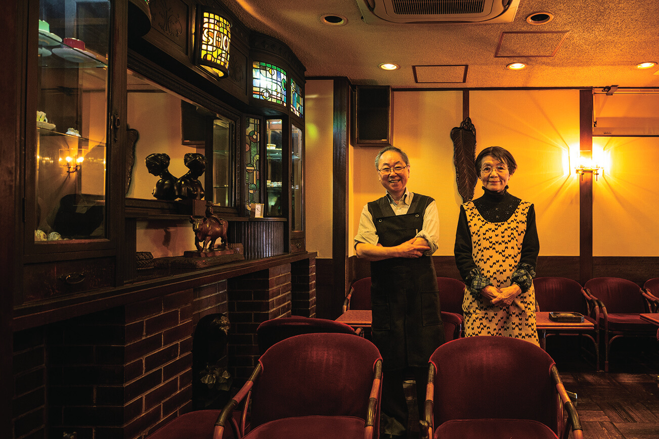 老舗喫茶店が連なる神田神保町の路地の写真素材13942258- PIXTA