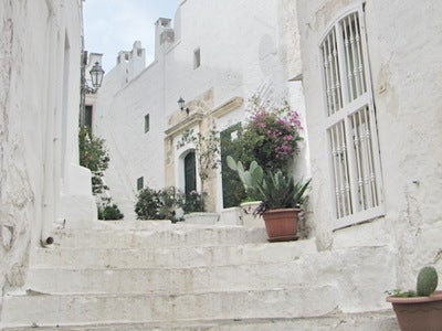 イタリアの街 プーリア州オストゥーニ；白い迷宮の街 - 天使たちの西洋美術