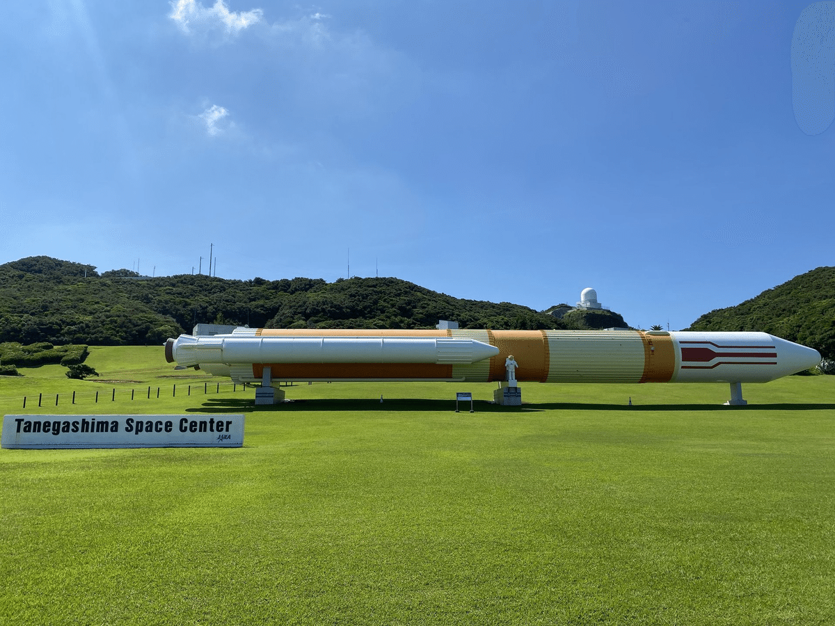 鹿児島市広報課遊びと自然を楽しもう♪錦江湾公園ロケットが印象的な錦江湾公園🚀 遠足などで訪れたことがある方が多いのではないでしょうか👟おなじみの遊具はもちろん、新しい遊具でも遊べるようになりました✨ 花々や新緑も楽しめるので、出かけてみませんか