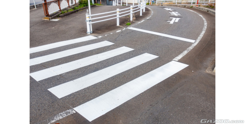 横断歩道での車と自転車の間の致命的な交通事故の写真素材・画像素材 Image 106516567