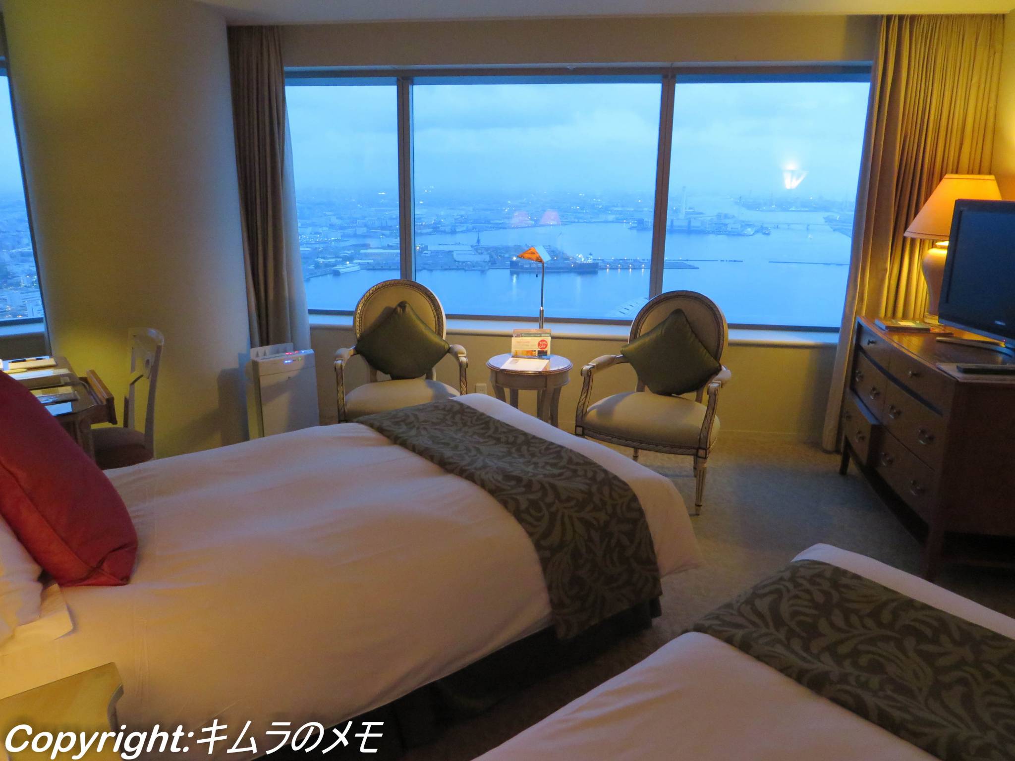 コーナーツインの浴室。広いバスタブの奥にガラス張りのシャワースペース。65階の高層からの夜景を眺めながら入浴できます。 - みなとみらい、 Yokohama Royal Park Hotelの写真 - トリップアドバイザ