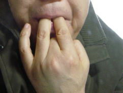 沖縄電力 -沖縄🌴情報 夏空に響く沖縄文化の音色📣🎶 7月10日は「指笛の日」✨ 沖縄の祝いの席や旧盆の夜に響くエイサーの太鼓と踊り。そこにひときわ響くのが「ピューッ！」という高音の指笛。 この音が鳴ると、場の空気が一気に華やぎ、盛り上がりも最高潮に🎊 指