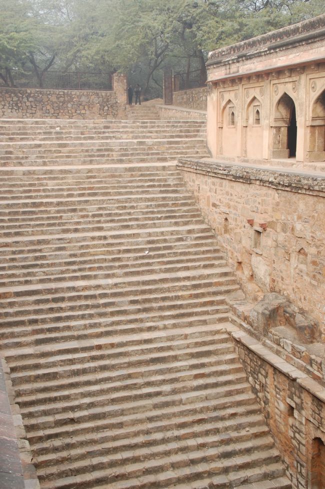 デリー観光 まるで神殿‥！ 隠れ観光スポット デリーの階段井戸とは？ インド旅行インドで働くという選択