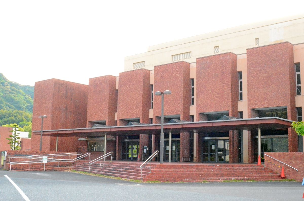 武雄市役所 -武雄市職員駐車場の利用制限について11月21日～22日に公共空間を活用した実証実験「武雄温泉千年夜市」を武雄市職員駐車場 旧武雄市役所跡地 一帯で予定しています。つきましては、イベント及び準備のため武雄市職員駐車場について下記の期間利用が